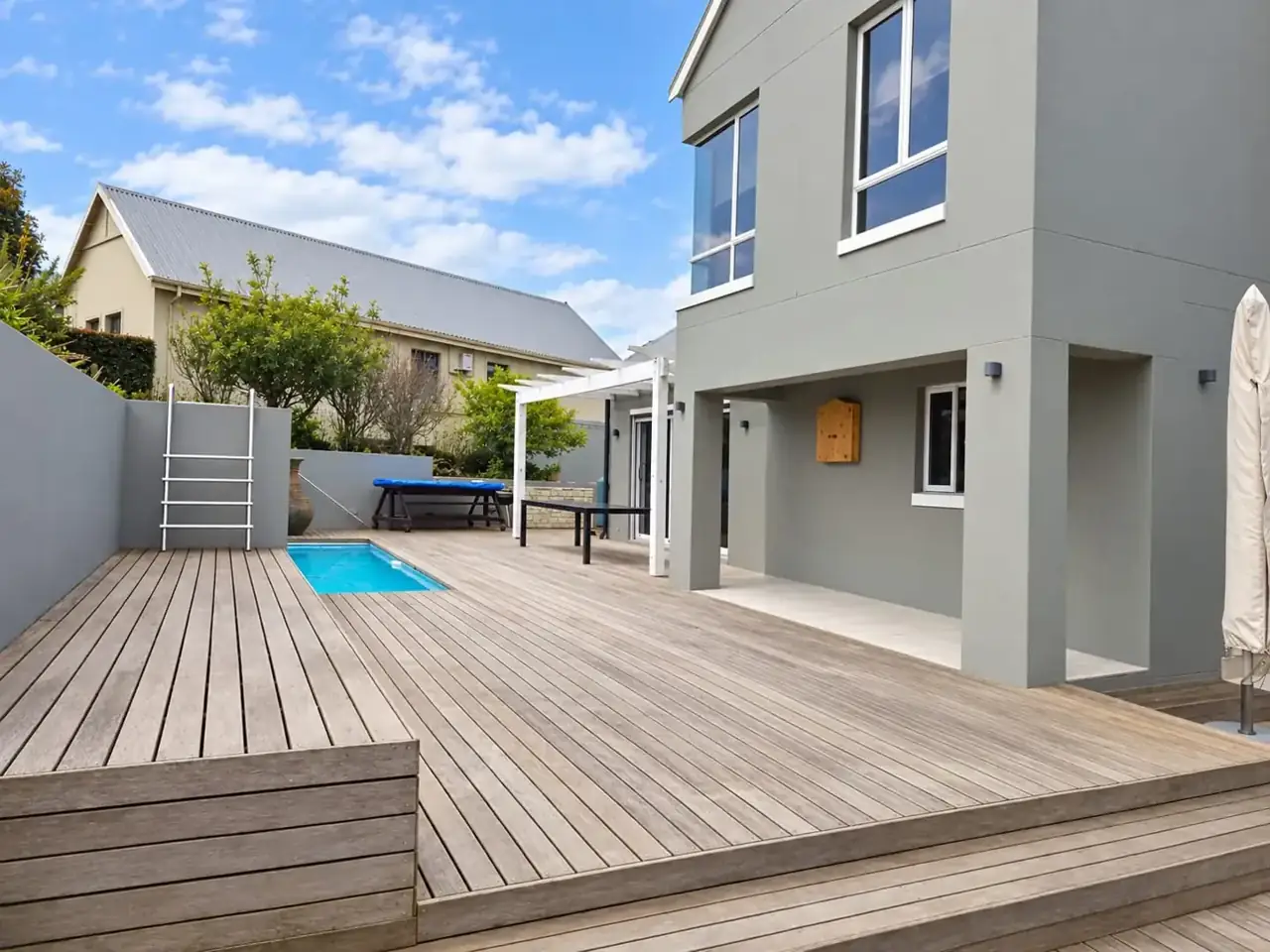 Moxie House — Timber deck and courtyard swimming pool