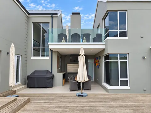 Moxie House — Outdoor entertainment area, braai dining and upper patio