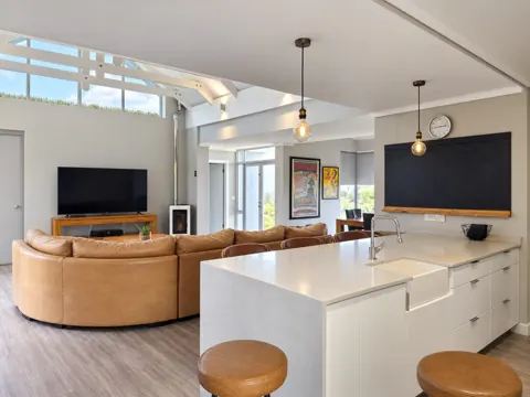 Moxie House — Upstairs lounge and kitchen with fairway views
